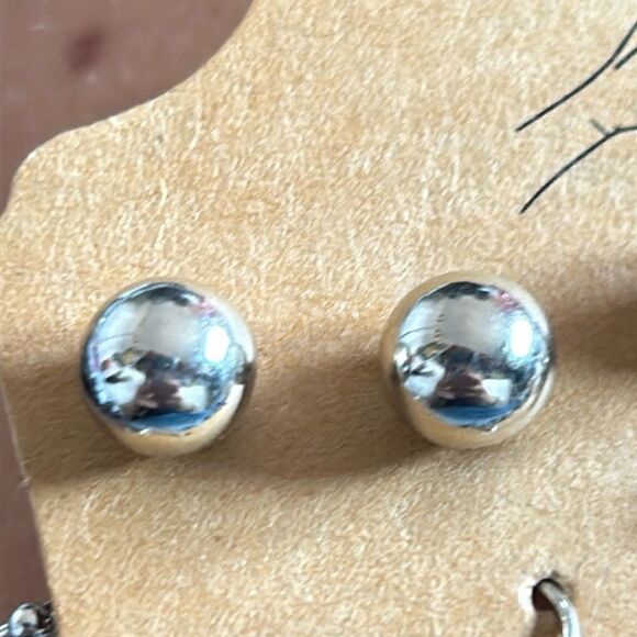 Silver ball- studs - Picture 1 of 3